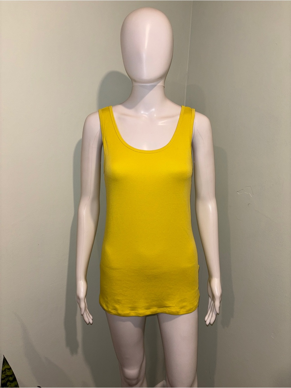 Amazon Essentials Yellow Scoop Neck Tank Top - L